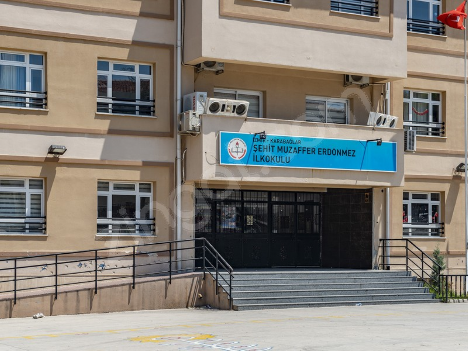 İzmir Karabağlar Şehit Muzaffer Erdönmez İlkokulu